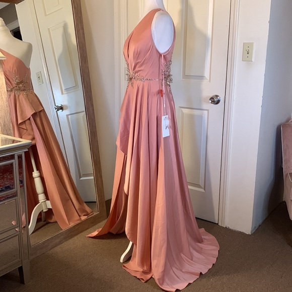 MAC DUGGAL
Embellished One Shoulder Asymetrical Gown - Picture 9 of 14